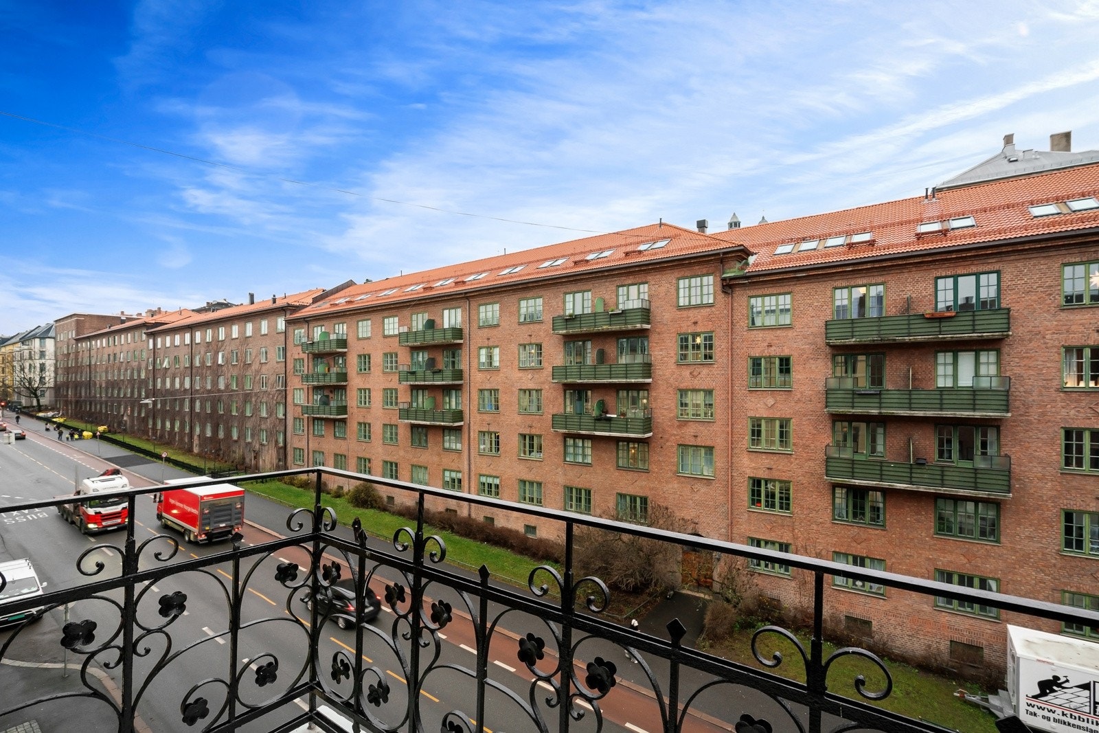 Boligen har utgang til en solrik balkong Galleribilde