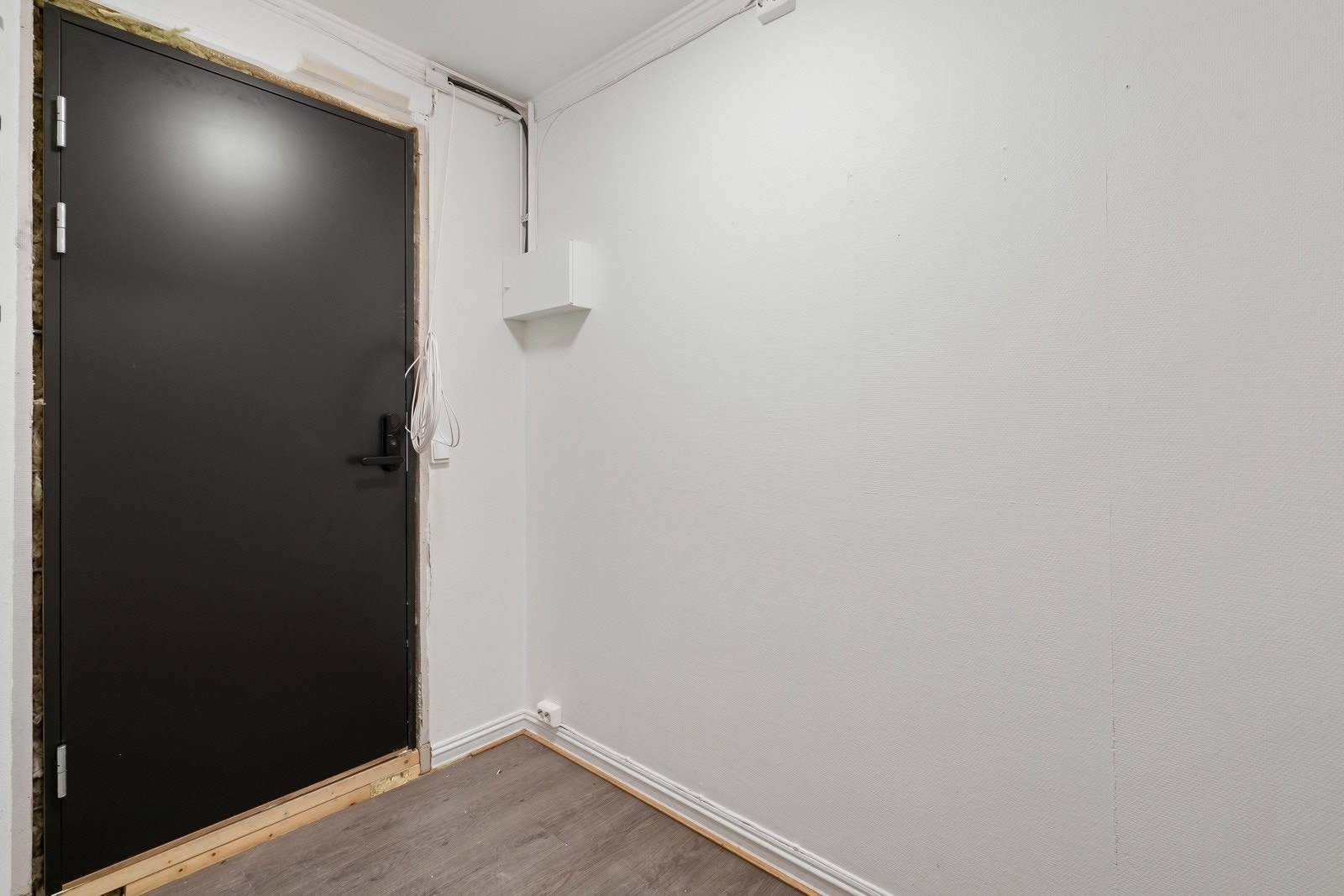 Inngangsparti med ny dør / smartlås Galleribilde