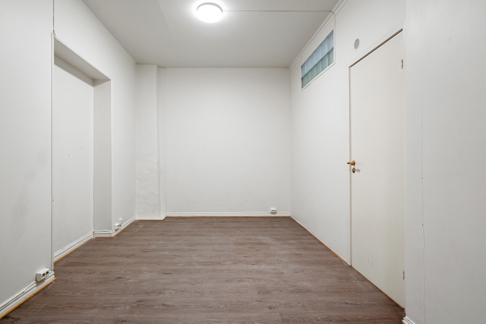 Stuen ligger i åpen løsning med kjøkkenet og gir videre adgang til boligens 3 soverom Galleribilde