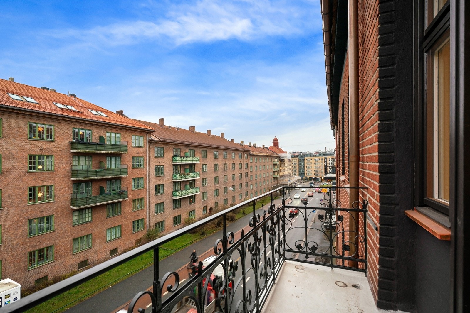 Velkommen til Waldemar Thranes gate 57 og en 4-roms leilighet med balkong og oppussingsbehov Galleribilde