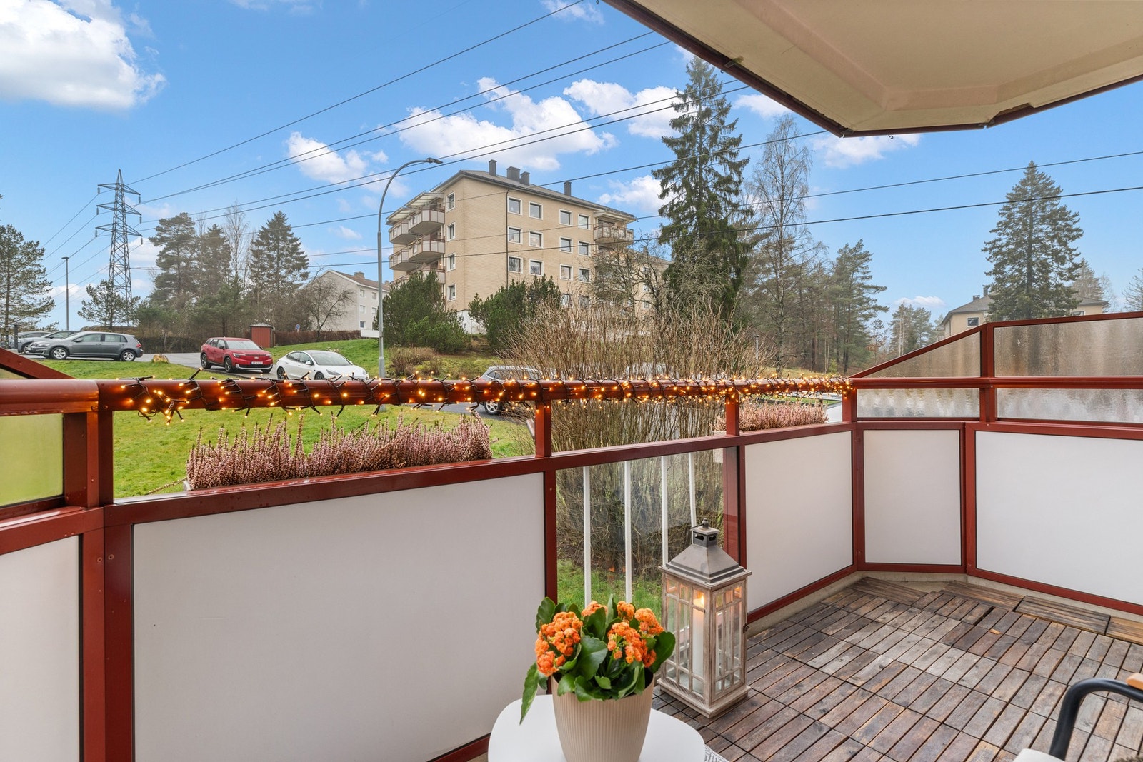 God plass til å innrede med sittegruppe, grill og diverse planter. Galleribilde