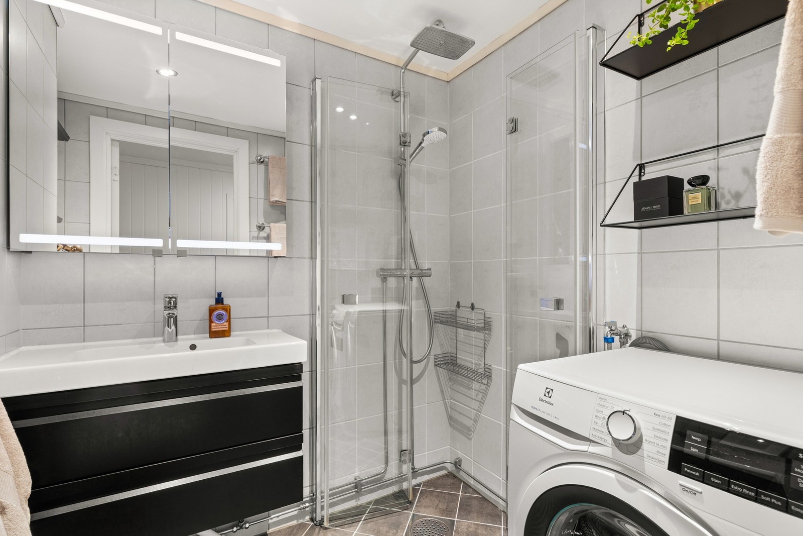 Baderommet ble pusset opp i regi av borettslaget i 2004/2005. Baderomsinnredning fra 2019. Dusjhode, regnfallsdusj og armatur fra Grohe. Galleribilde