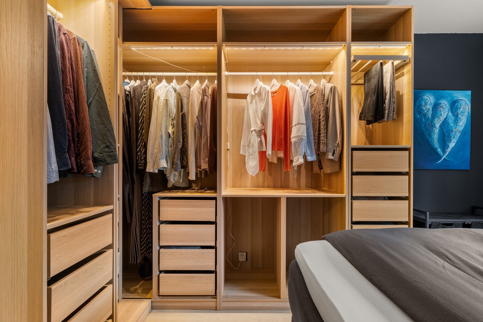 Garderobeinnredning fra IKEA for å maksimere plassen! Galleribilde