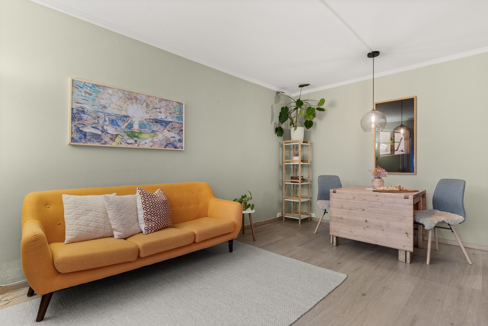 I stuen får du god plass til å innrede med spisebord. Galleribilde