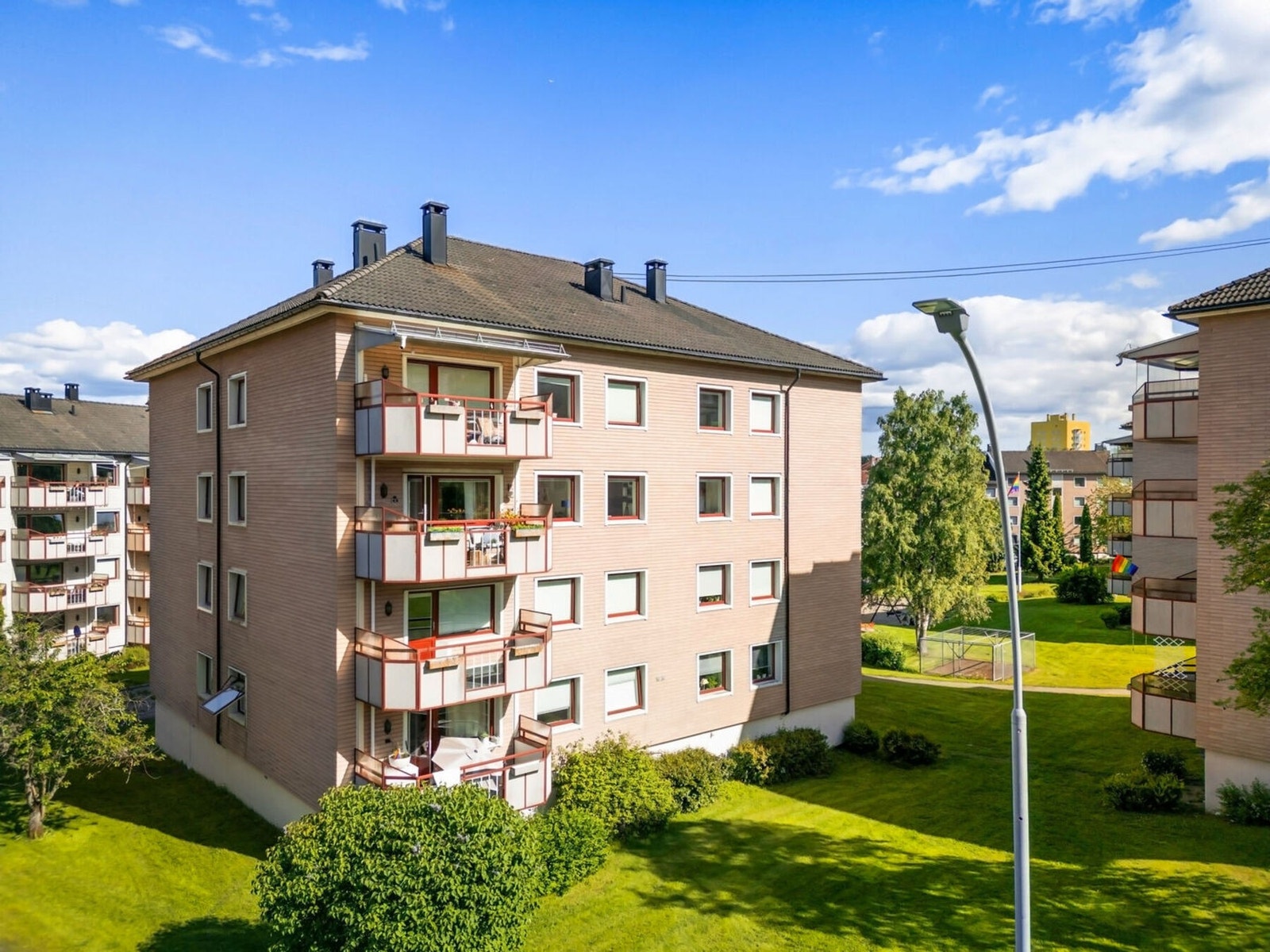 Leiligheten ligger i en høy 1.etasje. Galleribilde