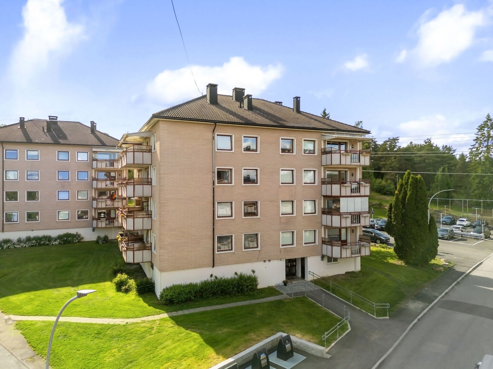 Nylænde Borettslag består av 368 andelsleiligheter fordelt på 18 boligblokker. Galleribilde