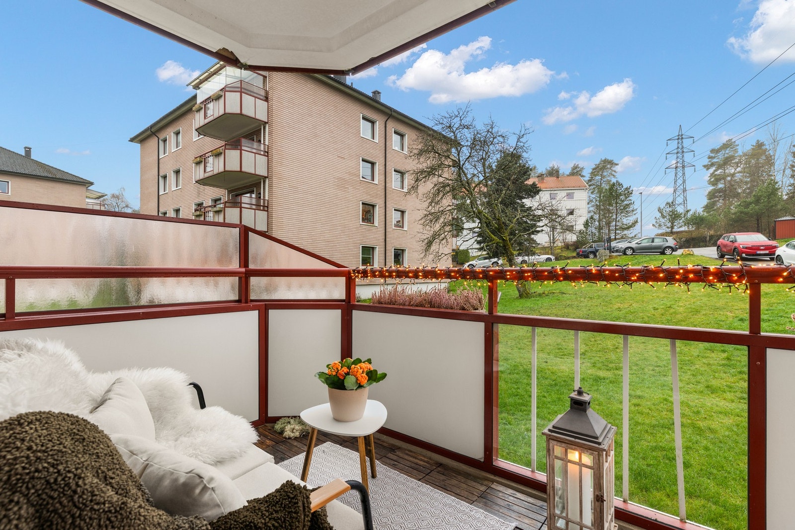 Balkongen vender mot vest, og her får du ettermiddags- og kveldssolen. Galleribilde