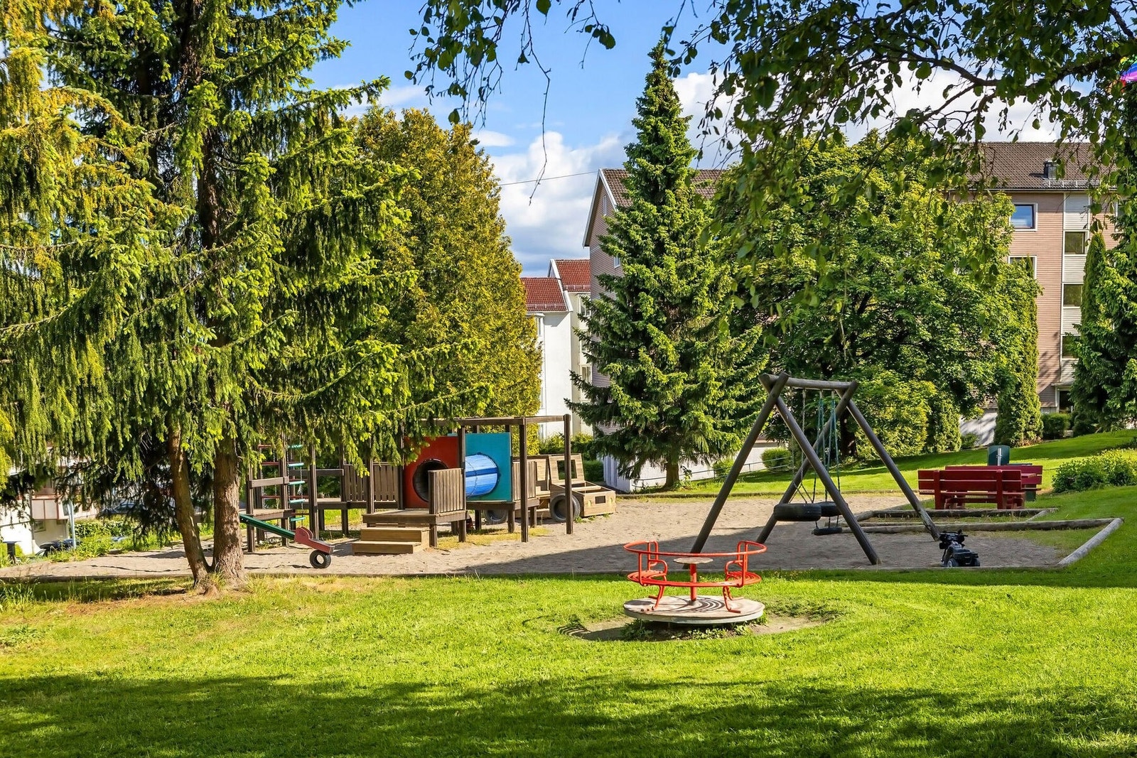 Barnevennlig med nærhet til stort grøntareal og lekeplasser. Galleribilde