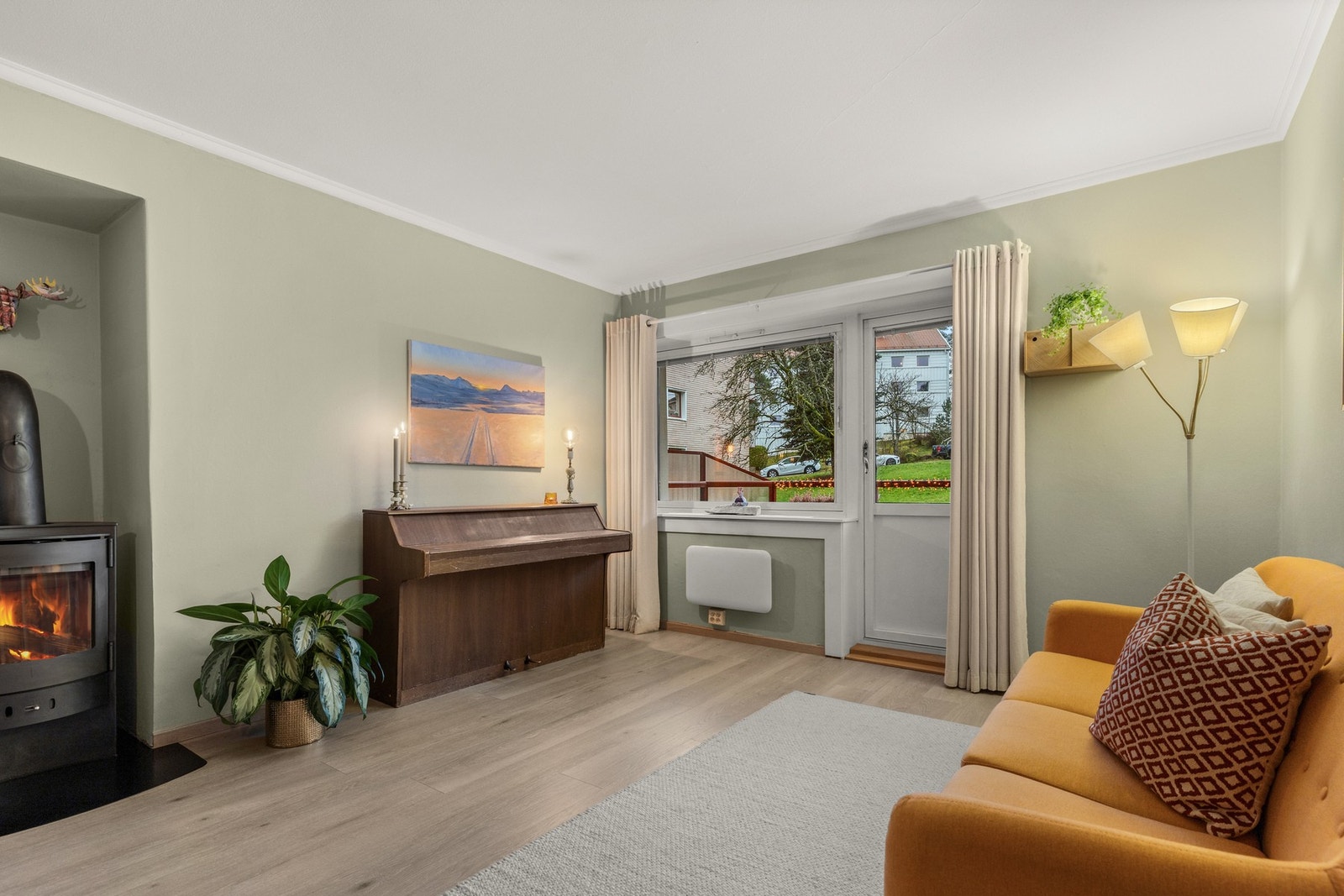 Leiligheten har store vindusflater som slipper inn rikelig med behagelig lys. Vinduer og balkongdør fra 2011. Galleribilde