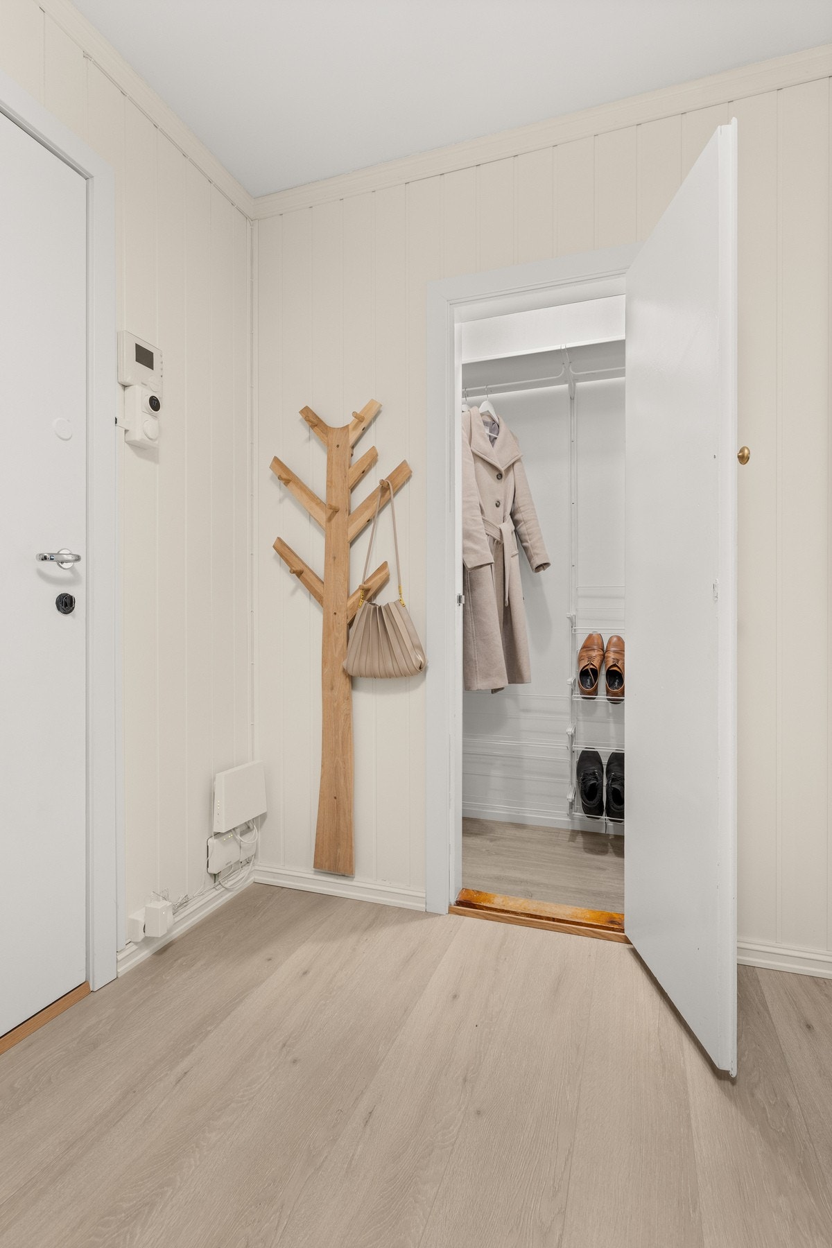 Meget praktisk innvendig bod i tilknytning til entréen. Galleribilde