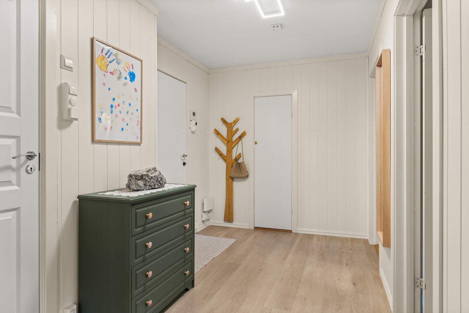 Døren i midten er til den innvendige boden som passer perfekt for oppbevaring av sko og jakker. Galleribilde