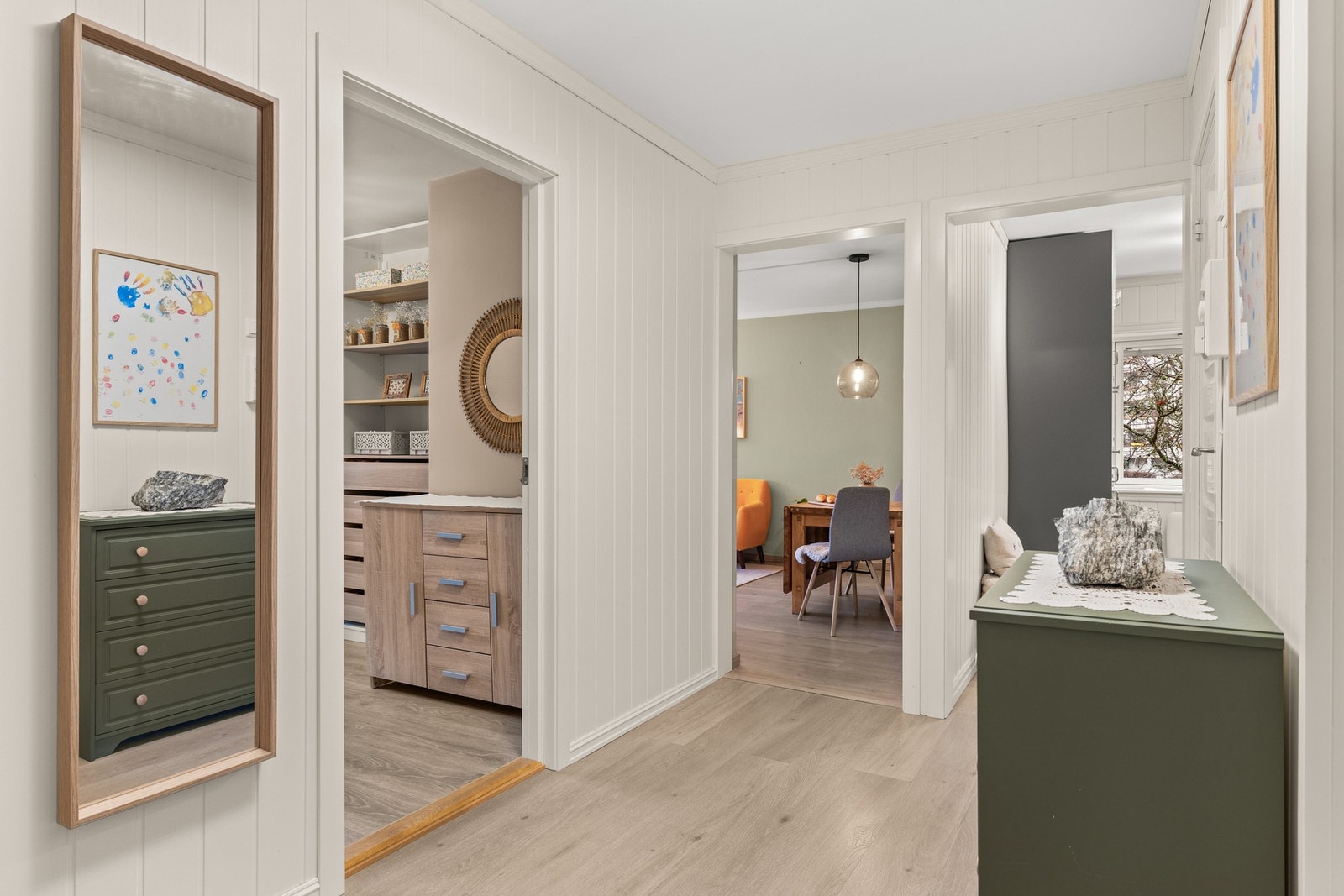 Stor og innbydende entré som gir et svært godt førsteinntrykk av boligen. Galleribilde