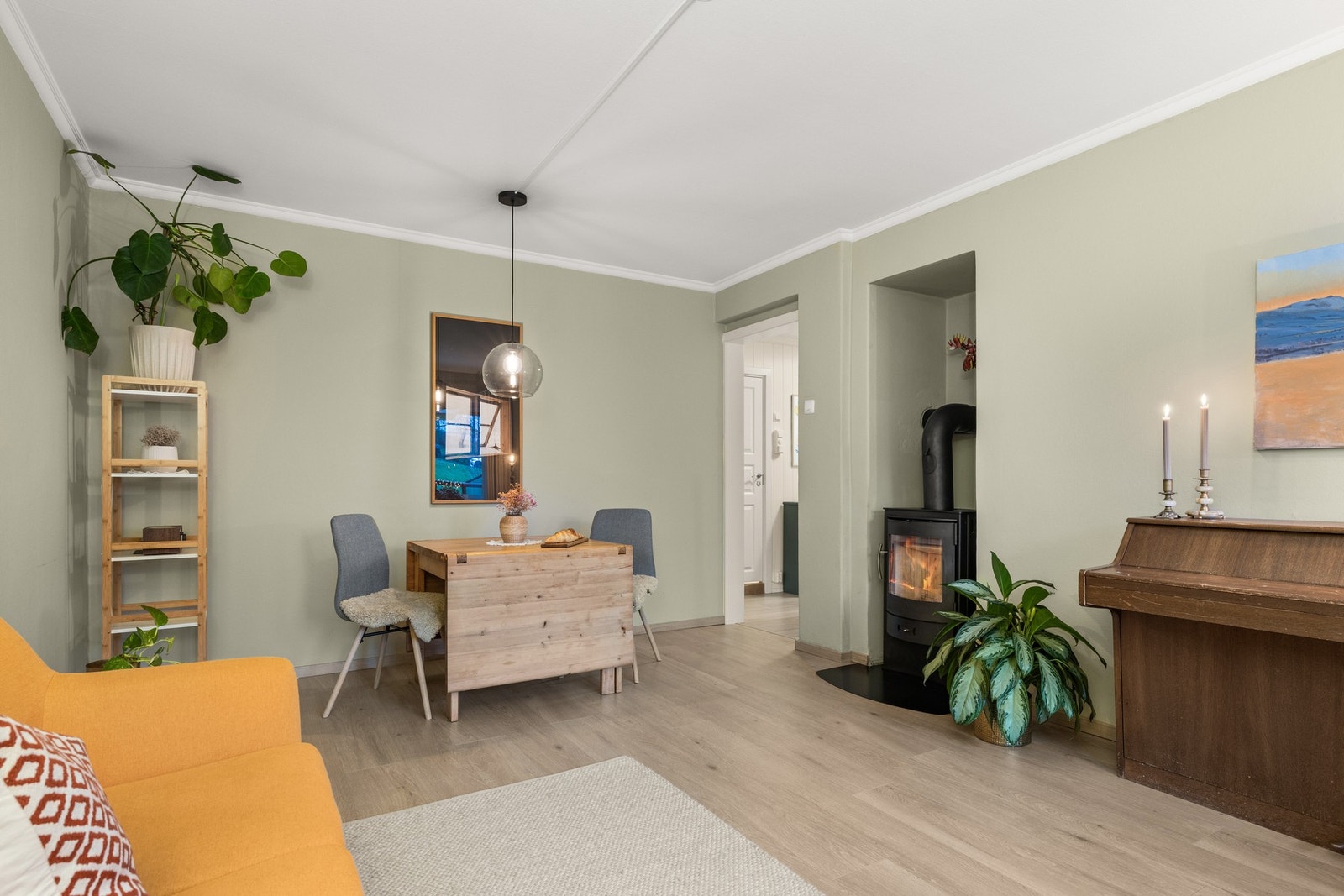 Rentbrennende peisovn fra Wiking i stue. Galleribilde