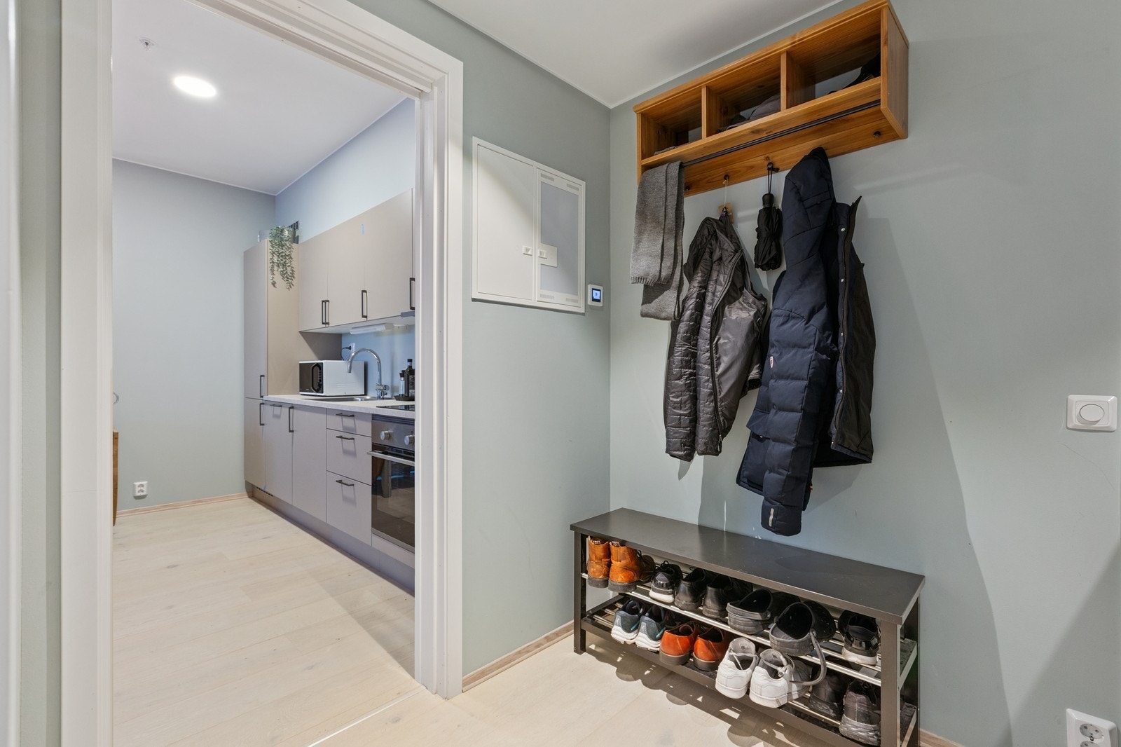 Romslig gang med plass til oppbevaring. Galleribilde