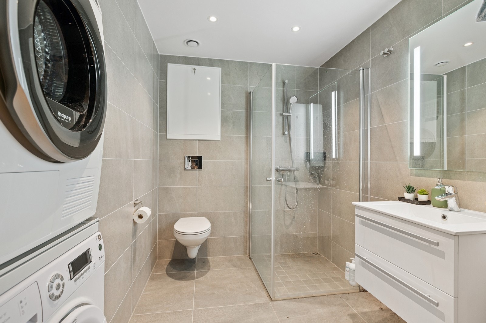 Badet holder god standard og har dusj med innfellbare dører. Galleribilde