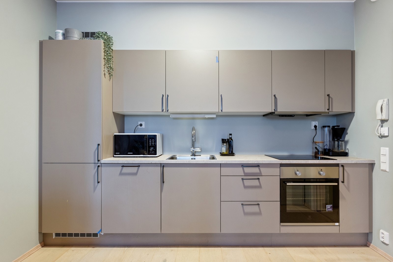 Moderne kjøkken med lekkert design Galleribilde