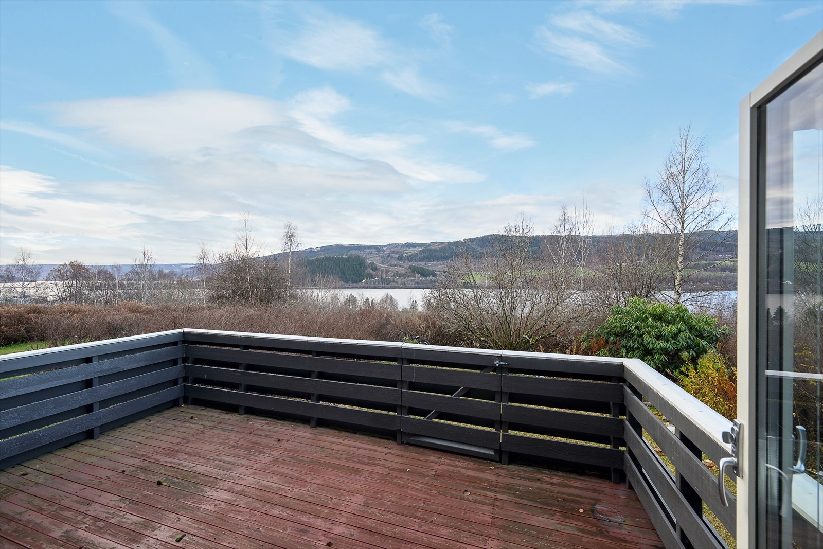 Flott utsikt mot vest med svært gode solforhold. Galleribilde