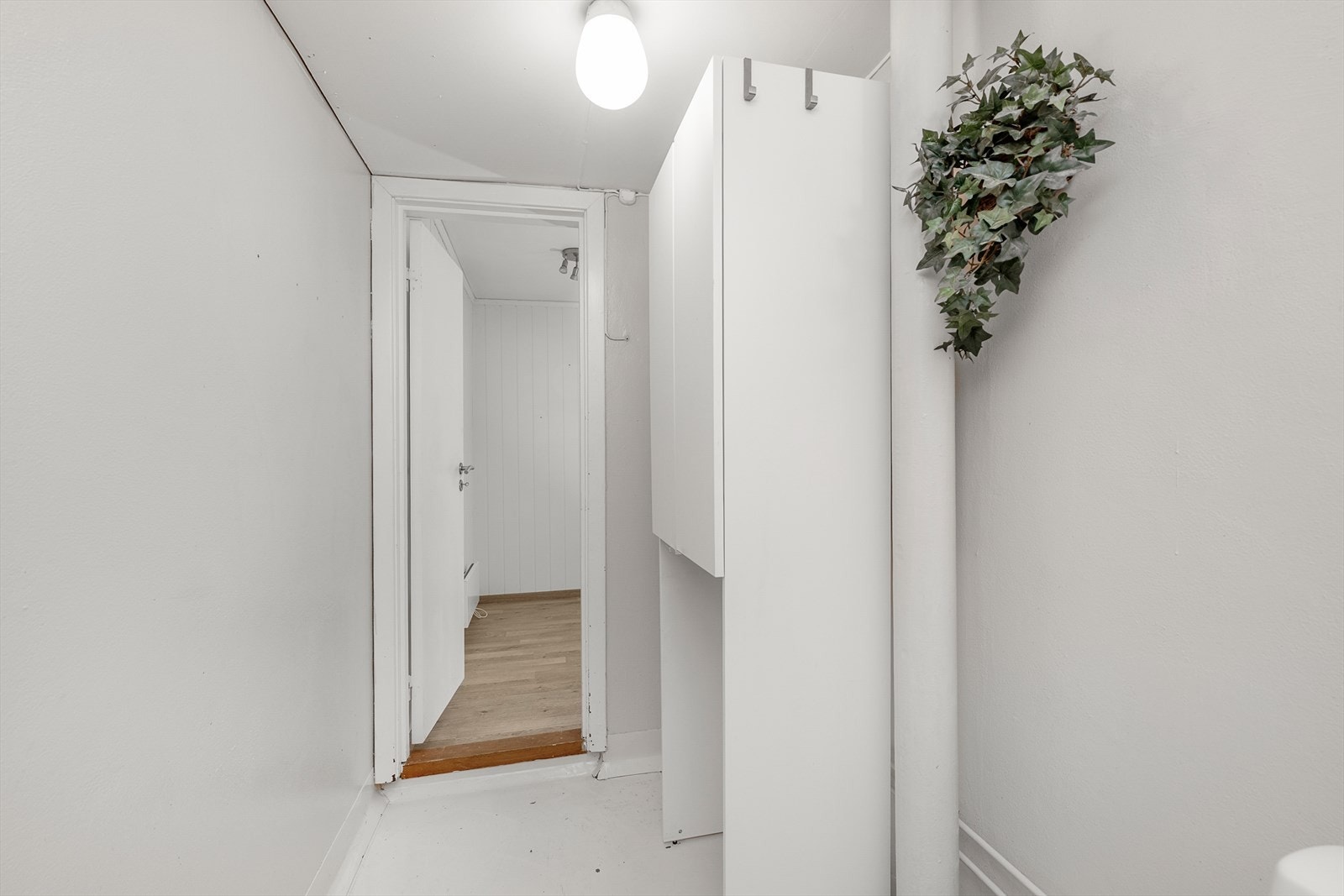 Badet har et praktisk skap for oppbevaring. Galleribilde