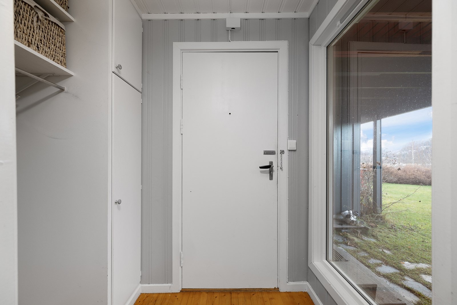 Lys og trivelig gang med praktiske løsninger for oppheng av yttertøy og sko. Galleribilde