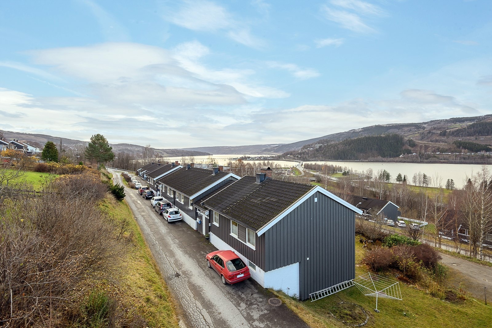 Populær rekkehusleilighet på ett plan, beliggende i et veletablert borettslag. Galleribilde