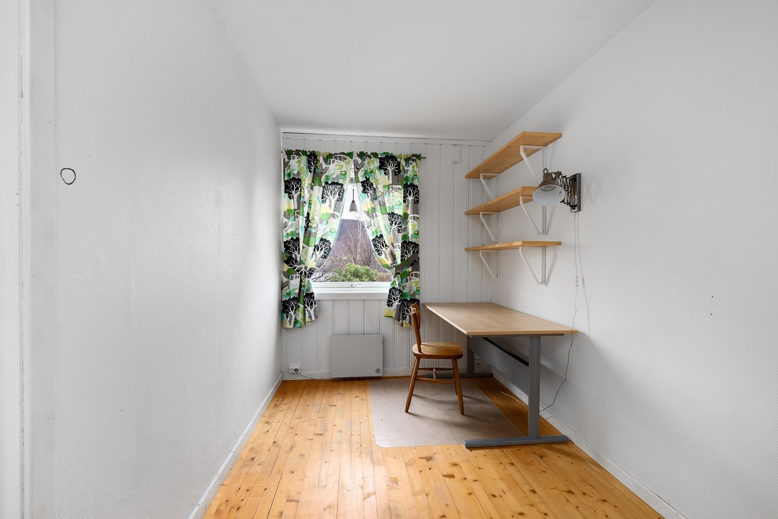 Soverom, i dag innredet som kontor. Galleribilde