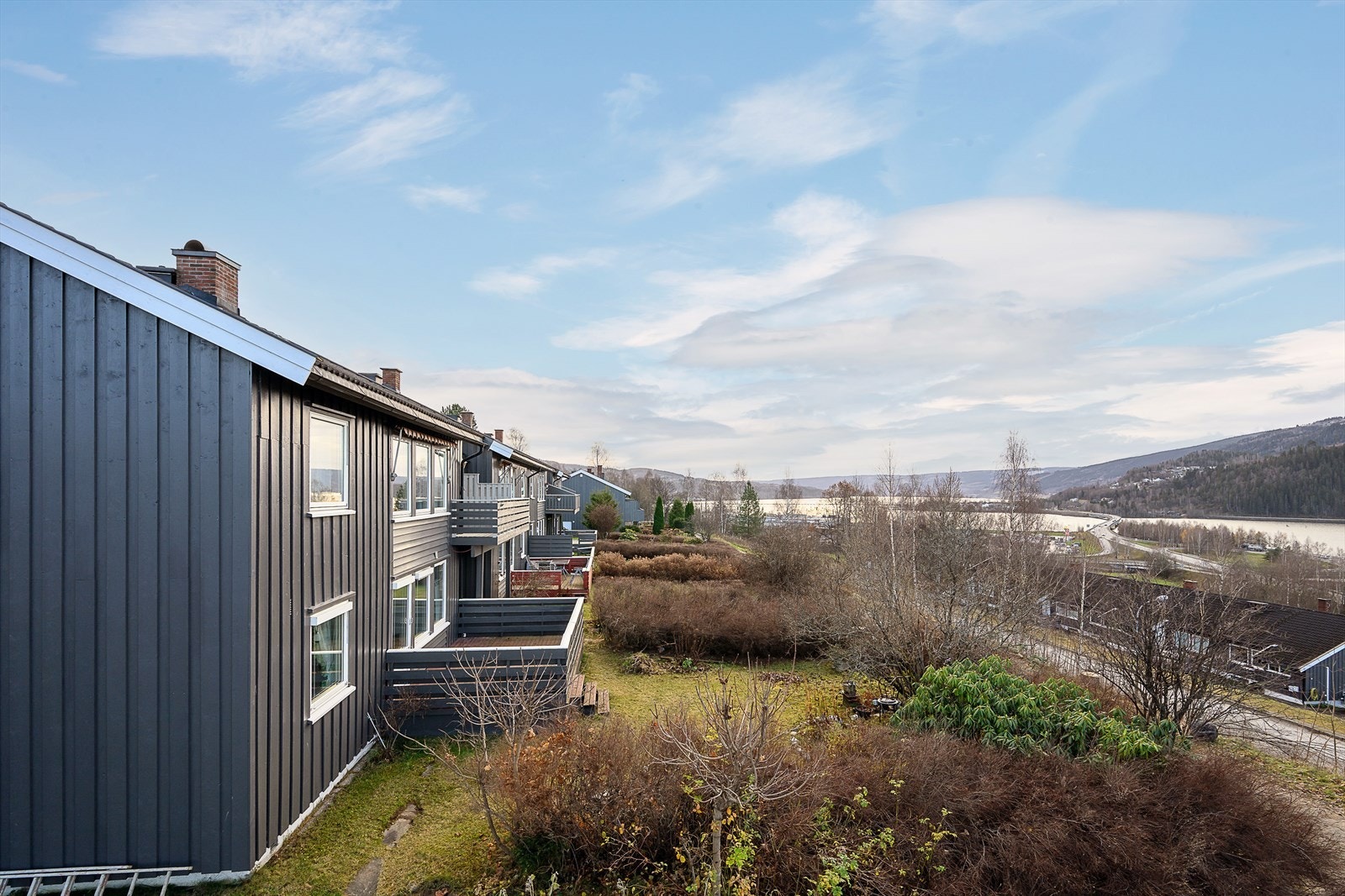 I nedre del av Busmoen finner du borettslaget, som har utsikt og nærhet til Mjøsa. Galleribilde