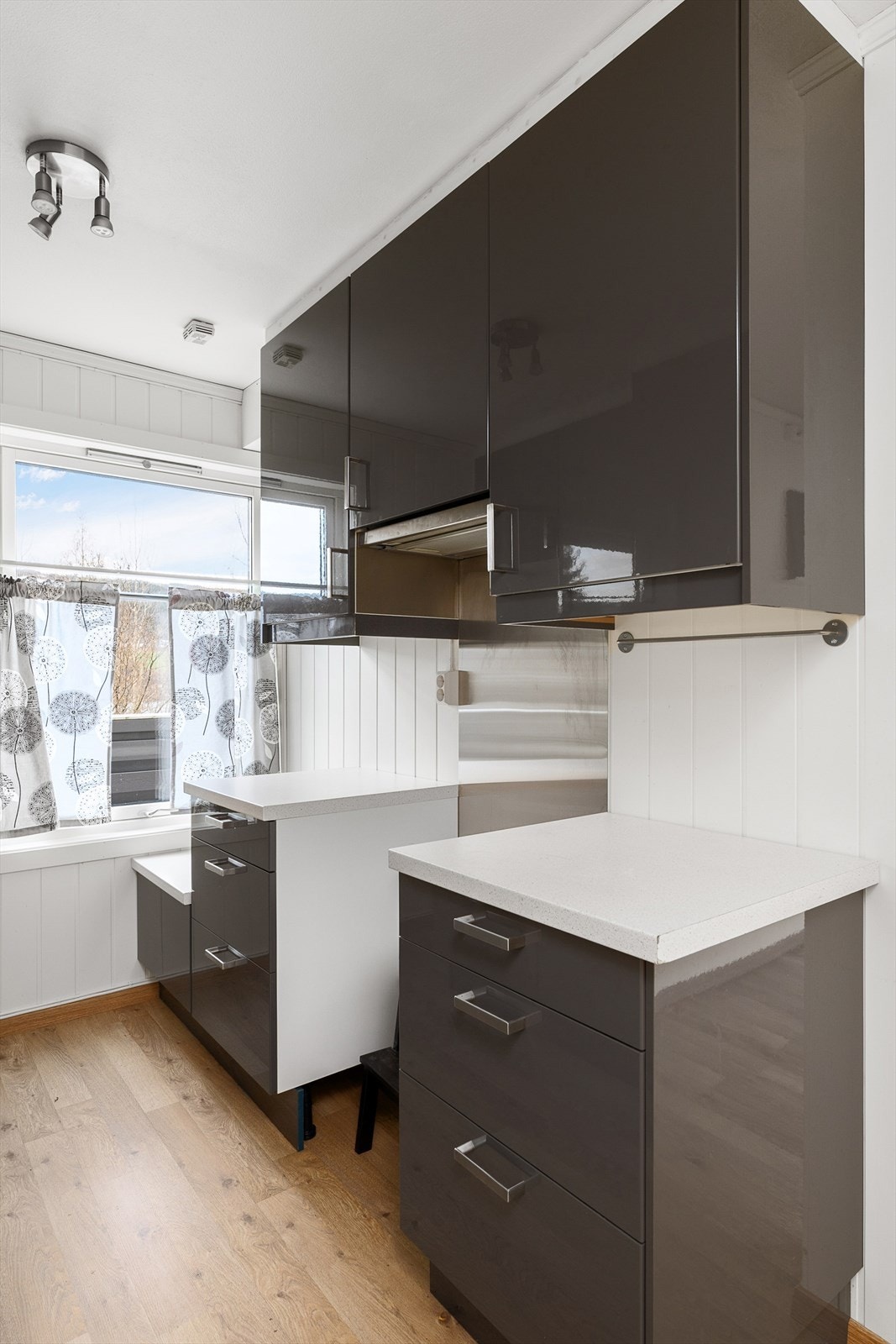 Kjøkkenet har funksjonelle løsninger og gode skapmuligheter for oppbevaring av kjøkkenutstyr. Galleribilde