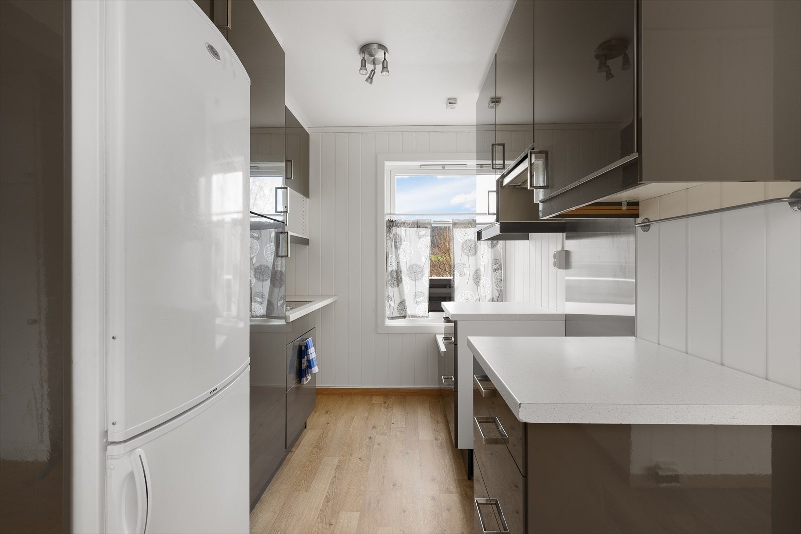 Kjøkkenet har store vindusflater som gir et godt lysinnslipp og en hyggelig atmosfære. Galleribilde