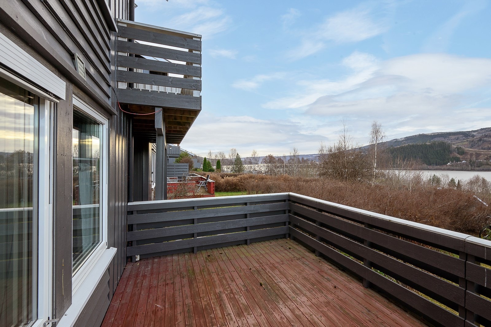 Stor og privat terrasse med flott utsikt mot Mjøsa og nærliggende natur. Galleribilde