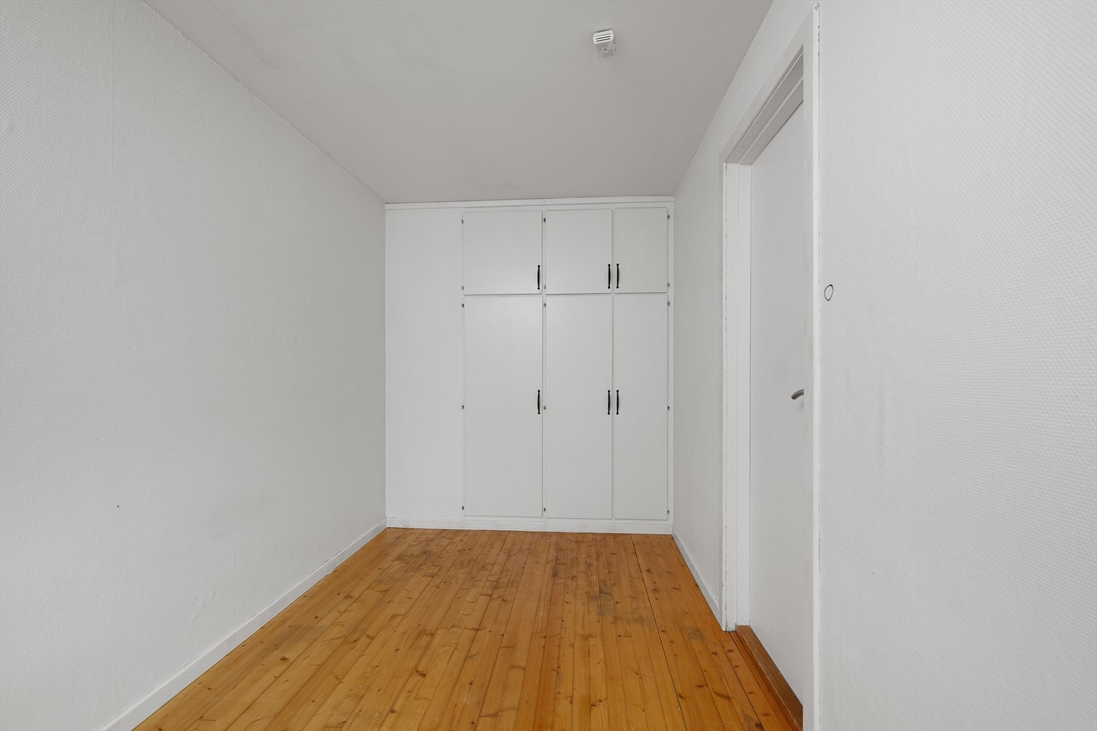 Soverommet byr på godt med skap - og lagringsplass. Galleribilde