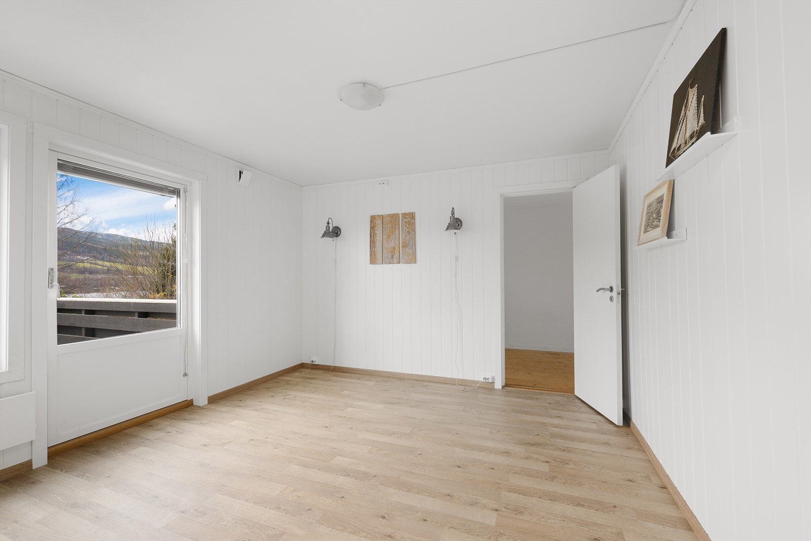 Fra stuen er det adkomst til soverommet. Galleribilde