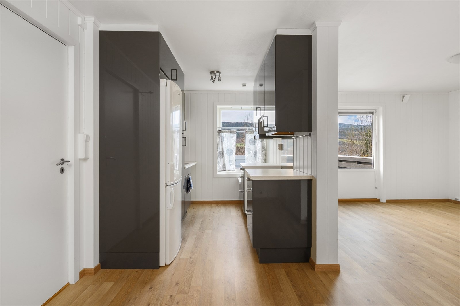 Kjøkkenet er fra 2011 og har et tidløst uttrykk med glatte, moderne fronter. Galleribilde