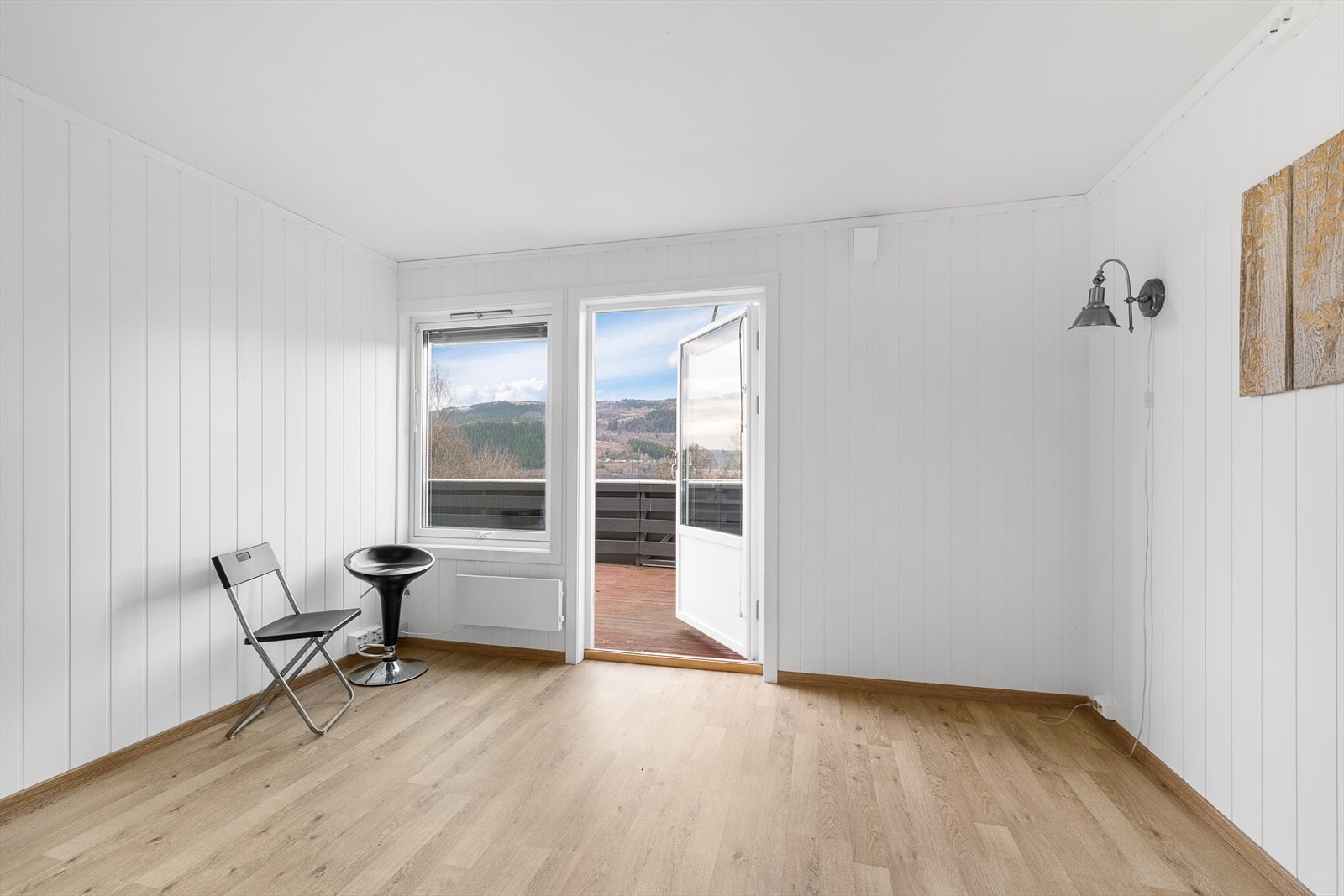 Stuen har direkte utgang til en vestvendt terrasse. Galleribilde