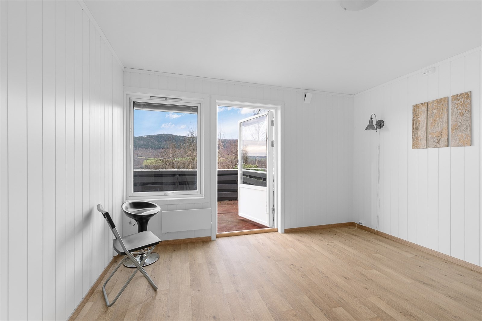 Stuen byr på gode lysforhold fra de store vindusflatene og pene overflater. Galleribilde