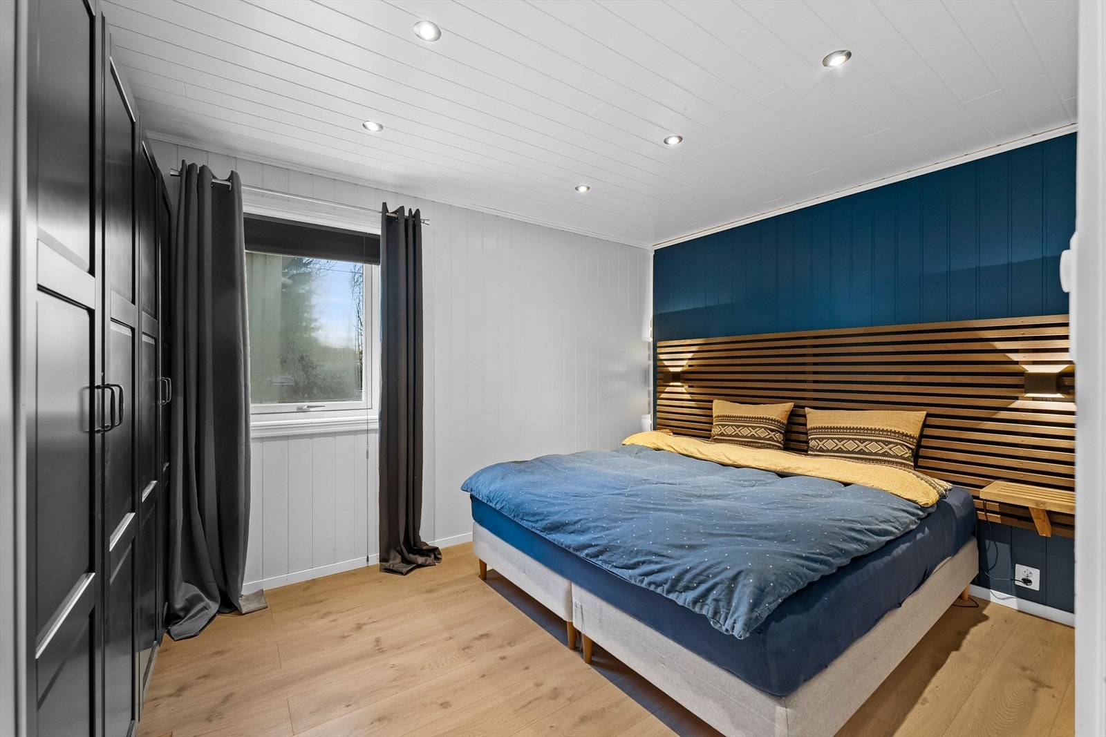 Hovedsoverom i første etasje med stor garderobeløsning.
@ Galleribilde