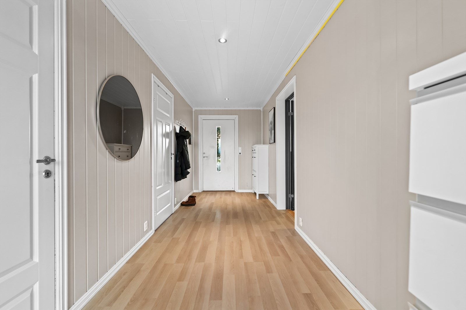 Velkommen inn - En romslig entre med varme i gulv og downlights i himling. Galleribilde