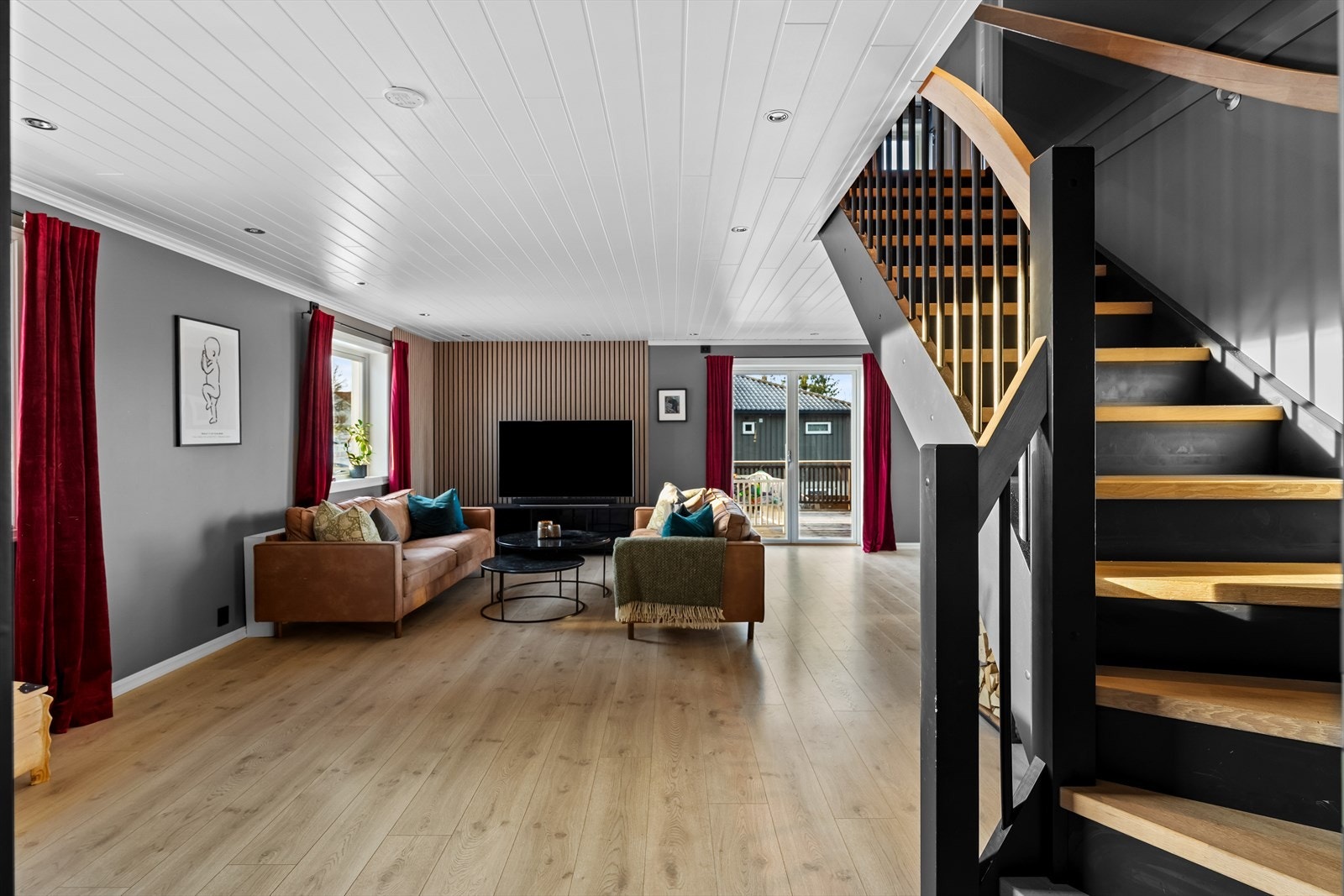 Det ønskes velkommen til en påkostet og moderne enebolig med landlig beliggenhet rett utenfor Raufoss. Galleribilde