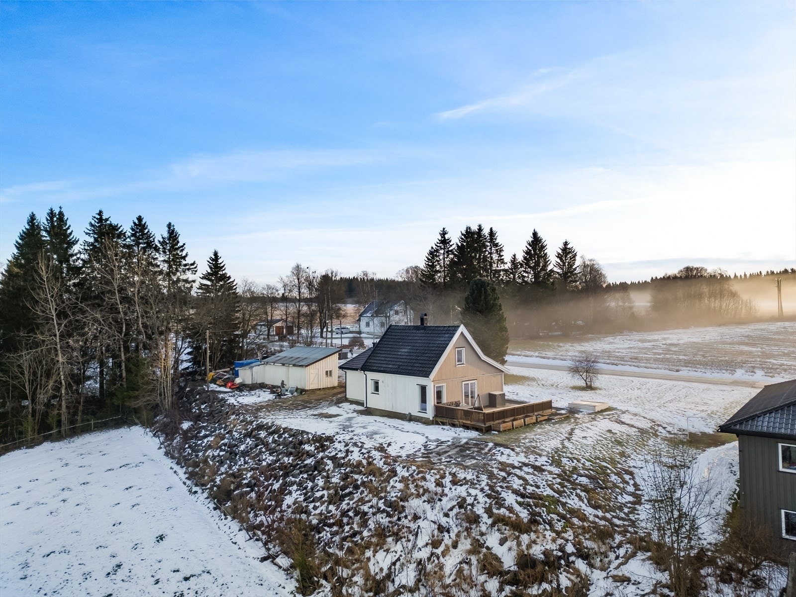 Boligen har fått ny kledning i høst og to sider er klare for maling til våren. Galleribilde