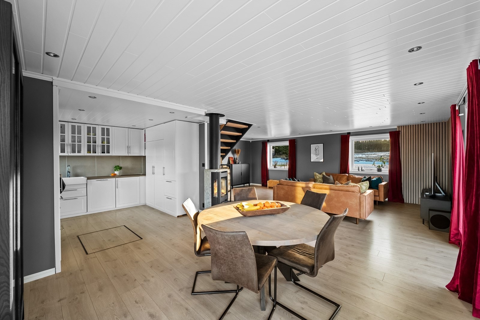 Kjøkkenet ligger i delvis åpen løsning mot spisestuen - Her kan man enkelt underholde gjester mens man lager mat. Galleribilde