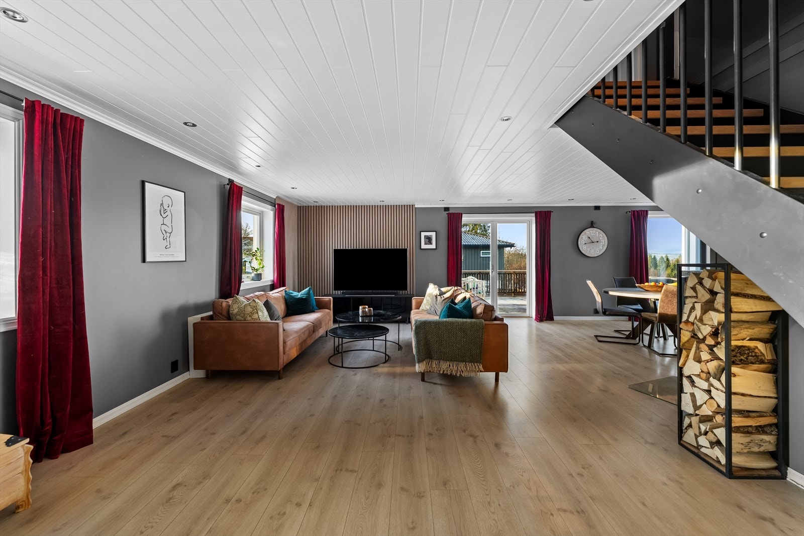 Stue og kjøkken danner en sosial sone med rikelig naturlig lys, utgang til terrasse og god plass til ønsket møblering. Galleribilde