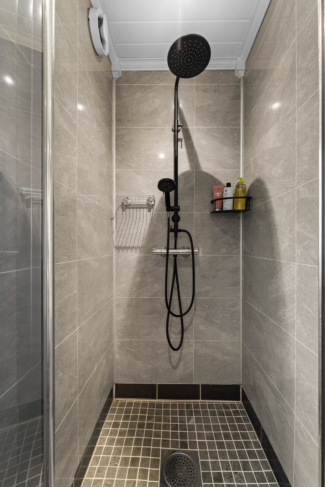 Romslig dusjnisje med regnfallsdusj. Galleribilde