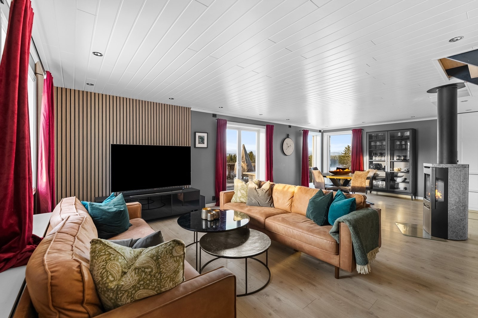 Stuen deles naturlig i flere møbelsoner med sofaområde og spisestue mot kjøkkenet. Galleribilde