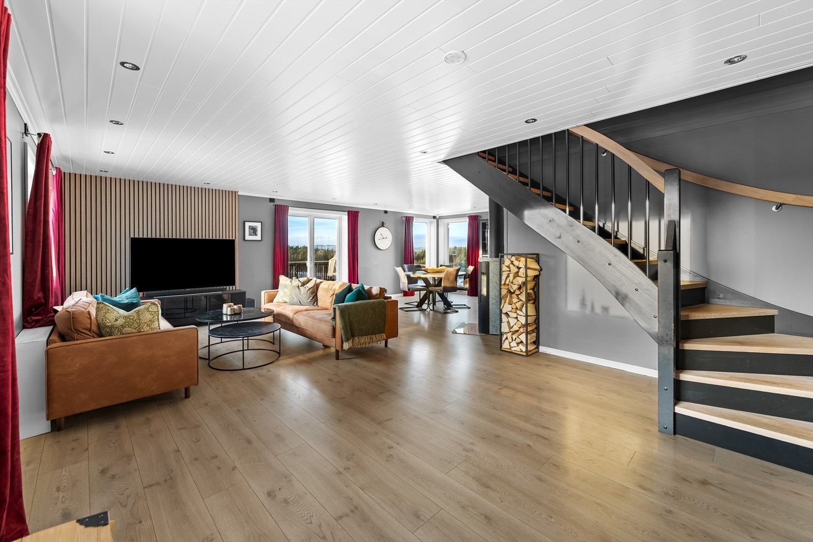 Boligen holder en meget tidsriktig og moderne standard med fine overflater. Galleribilde