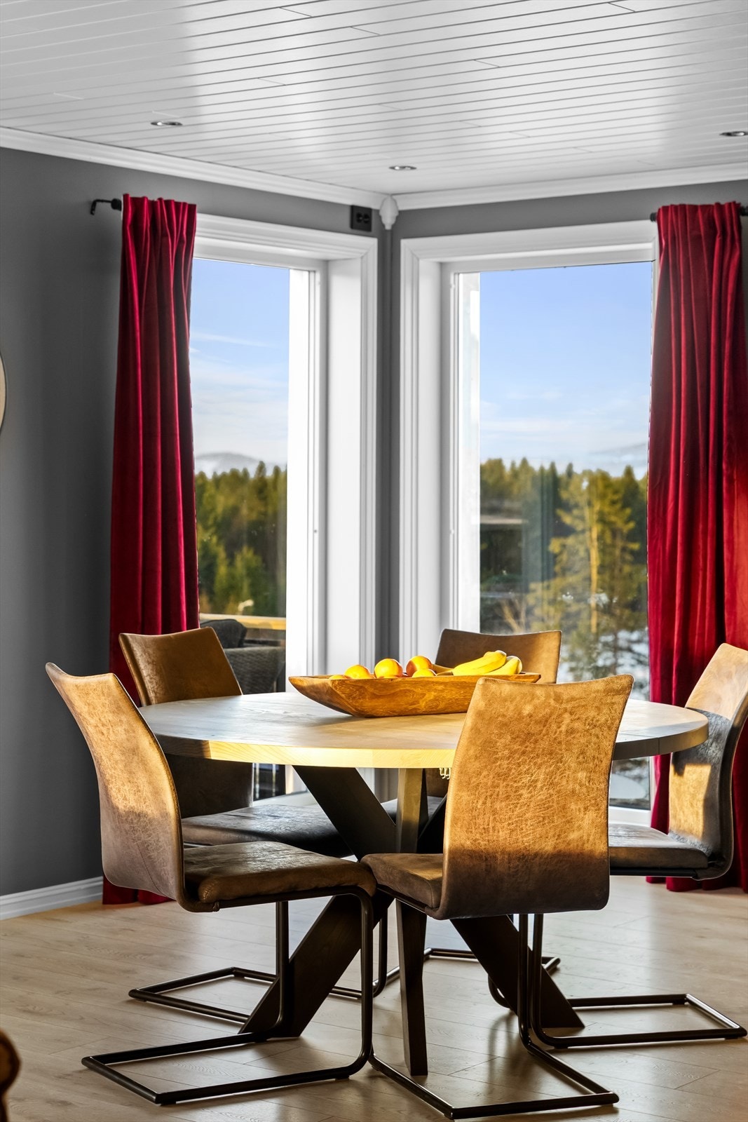 Detalj - Hjørne med store vindusflater ut mot utsikten. Galleribilde