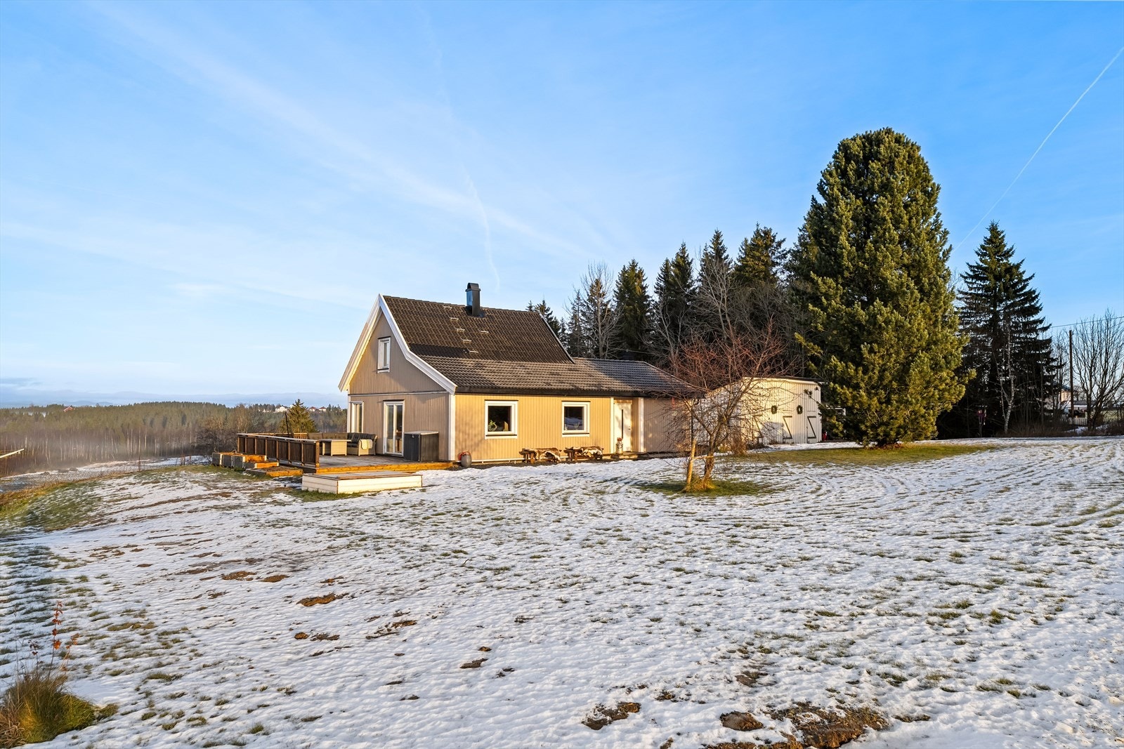 Flott eiendom med romslig tomt, opparbeidet med hage, gruset adkomst og god plass til parkering. Galleribilde