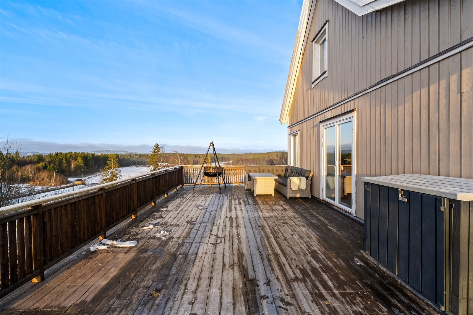 Terrassen deles fint inn i flere soner med ulik møblering. Galleribilde