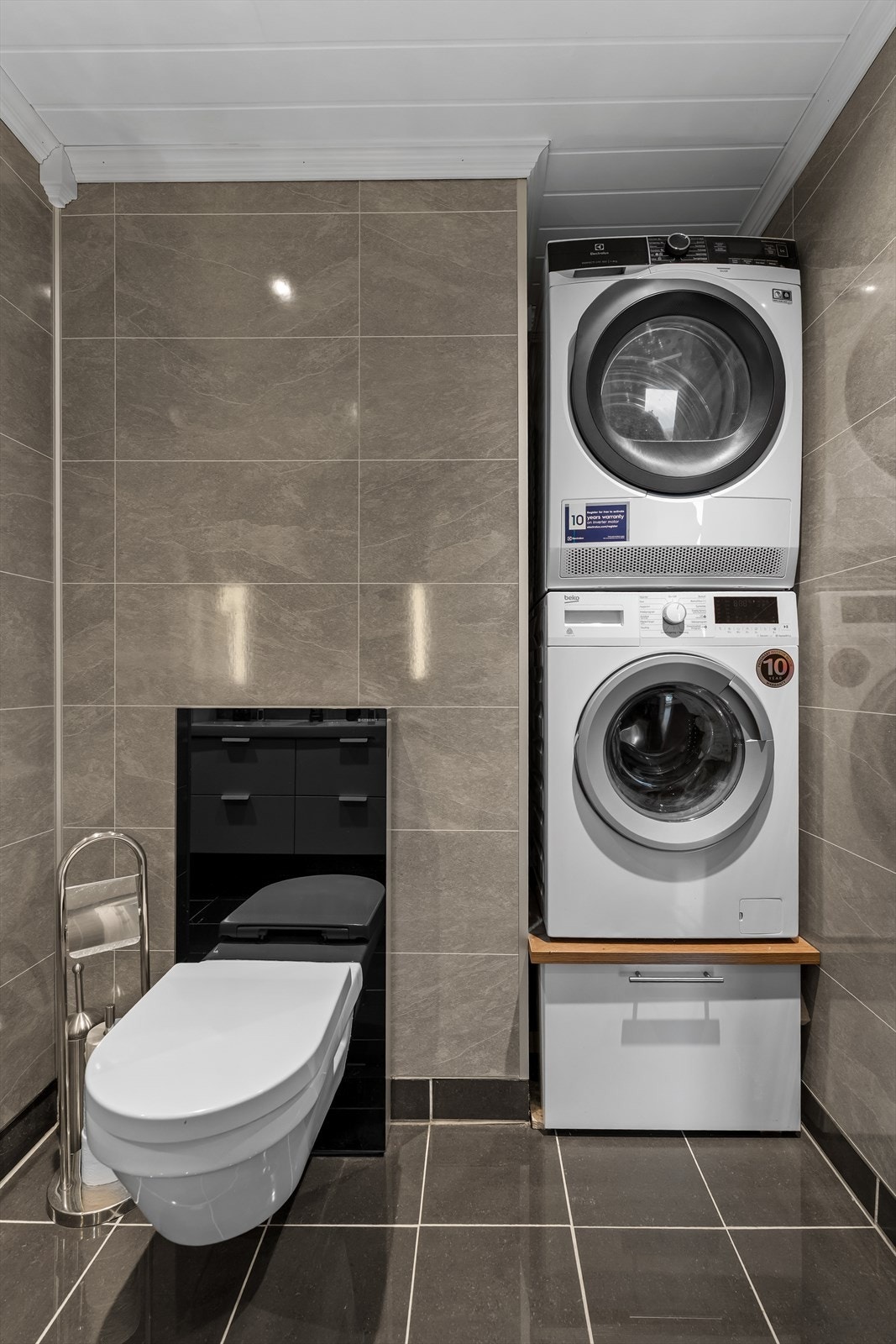 Sone for vask/tørk, varme i gulv, downlights i himling og vegghengt toalett. Galleribilde