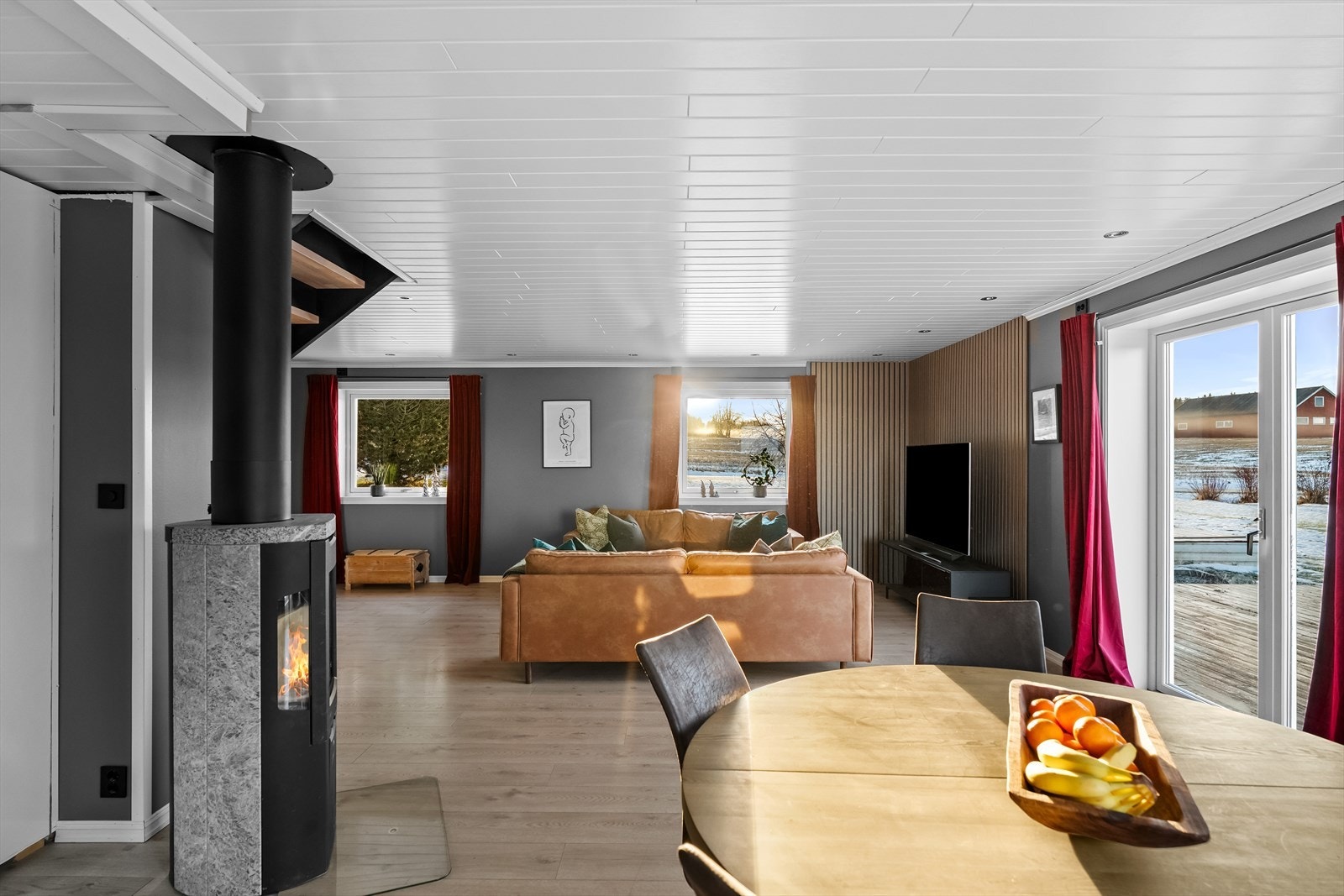 Gjennomgående lys, stor vindusflater og tofløyet dør mot terrassen. Galleribilde