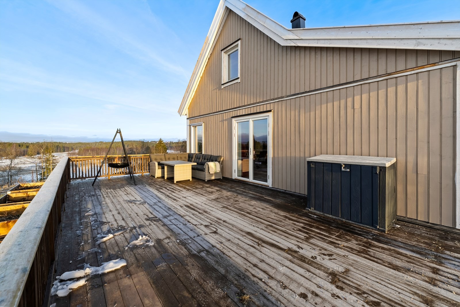 Stor terrasse utenfor stuen hvor man har sol fra morgen til kveld - Unik utsikt og solforhold. Galleribilde