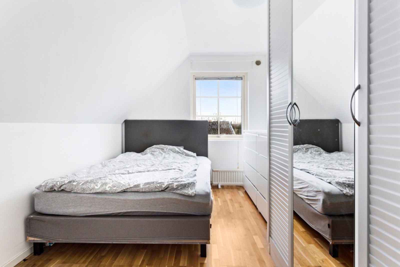 Rommet brukes som soverom med god plass til stor garderobe for oppbevaring av klær.
Ikke godkjent for varig opphold -
Godkjent rammetillatelse. Galleribilde